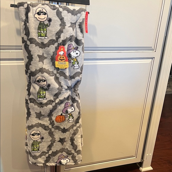 Peanuts Gray Halloween Blanket/Throw with Snoopy and Friends - Picture 1 of 3